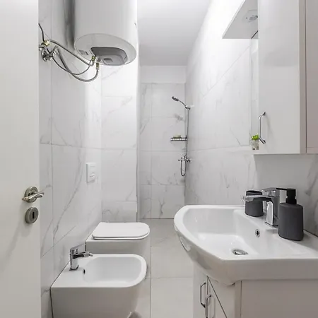 With Free Parking Apartman Tirana