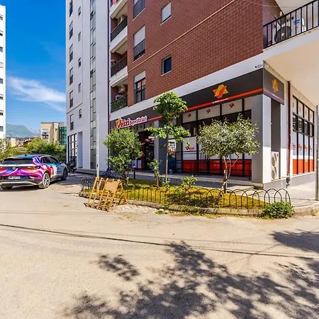 With Free Parking Apartman Tirana